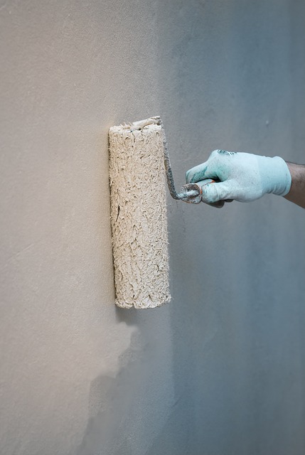 un pintor profesional aplicando pintura interior para renovar un espacio