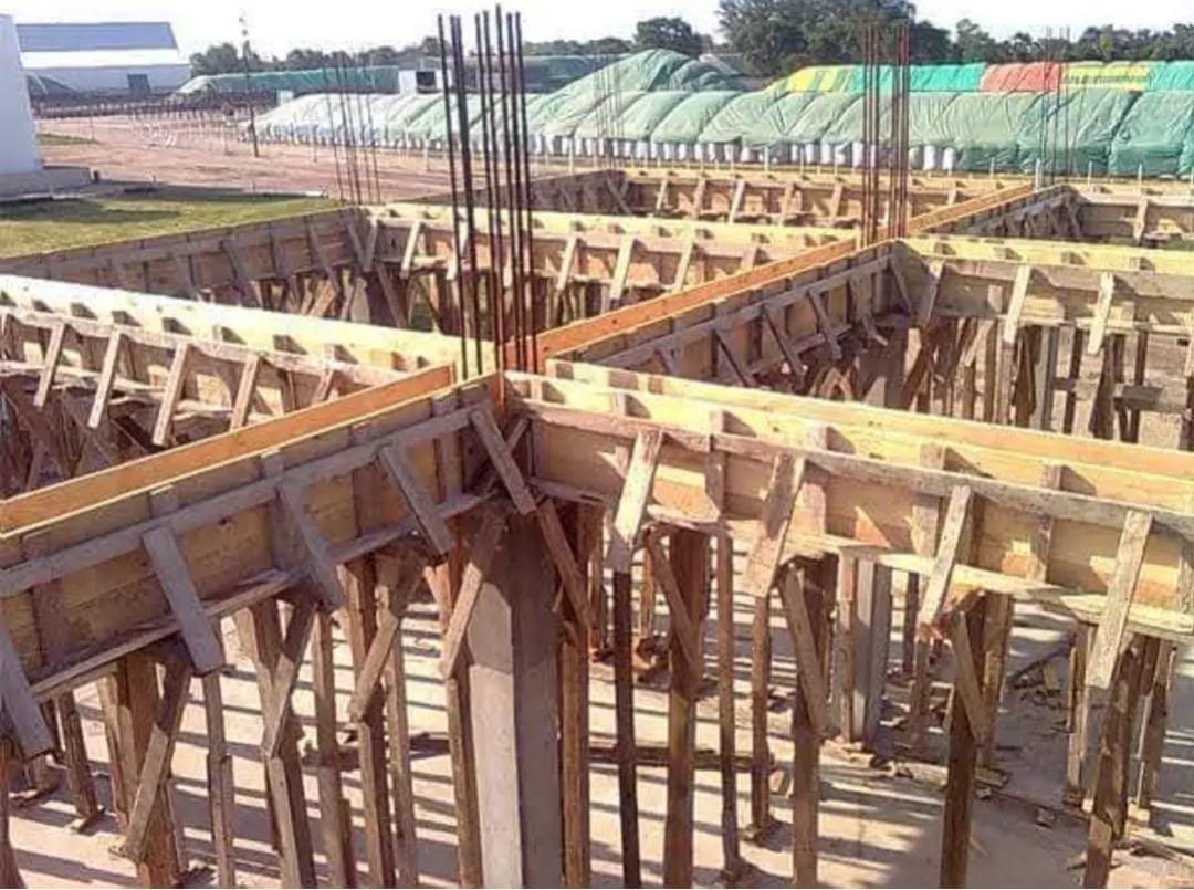 Encofrado de vigas de madera con varillas de refuerzo en el interior, listo para ser vertido con hormigón
